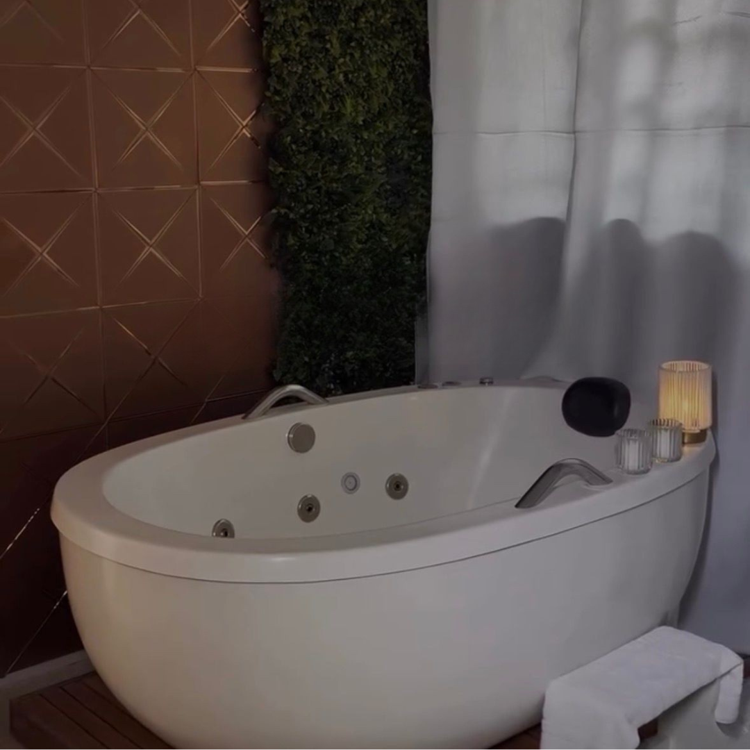 Ofurô com cromoterapia e ambiente relaxante